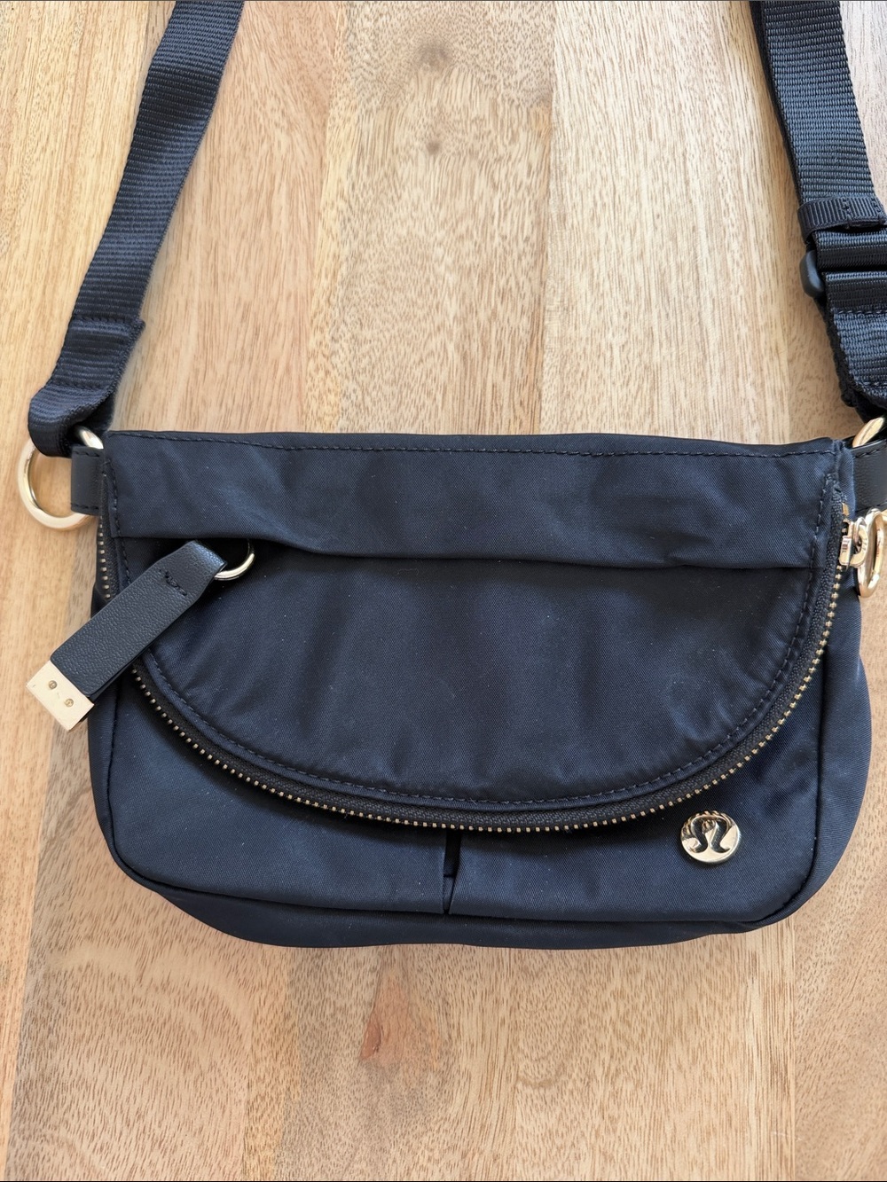 lululemon athletica Black Crossbody Pouch with Gold Hardware - Picture 2 of 3